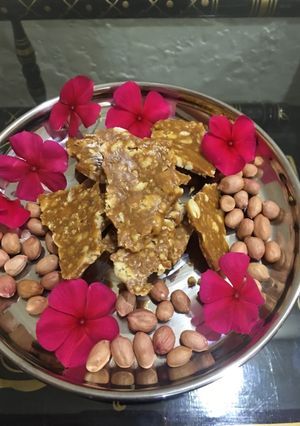 A picture of Peanuts chikki.