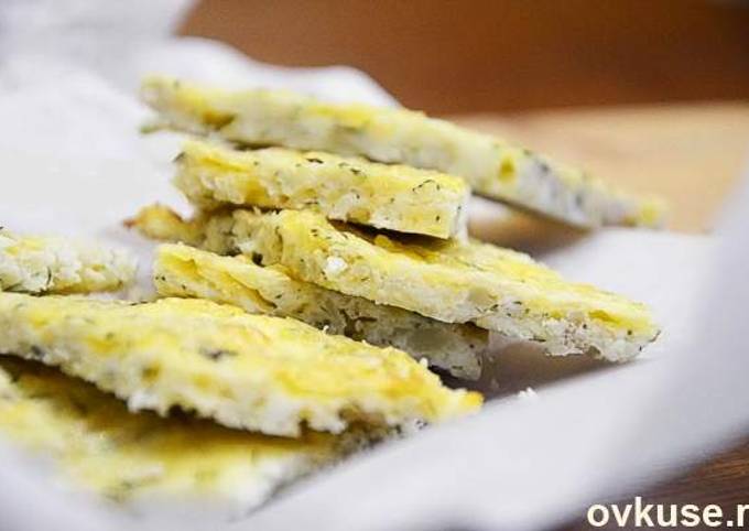 Полезный перекус: "хлебцы" из сыра и капусты