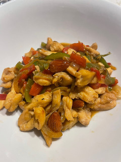 Una foto de Pollo con almendras y verduras estilo oriental
