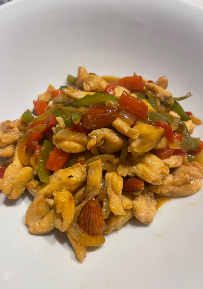 Una foto de Pollo con almendras y verduras estilo oriental
