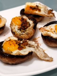 Una foto de Champiñones a la plancha con ajo, perejil y huevo de codorniz (Receta de conri)