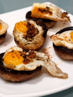 Una foto de Champiñones a la plancha con ajo, perejil y huevo de codorniz (Receta de conri)