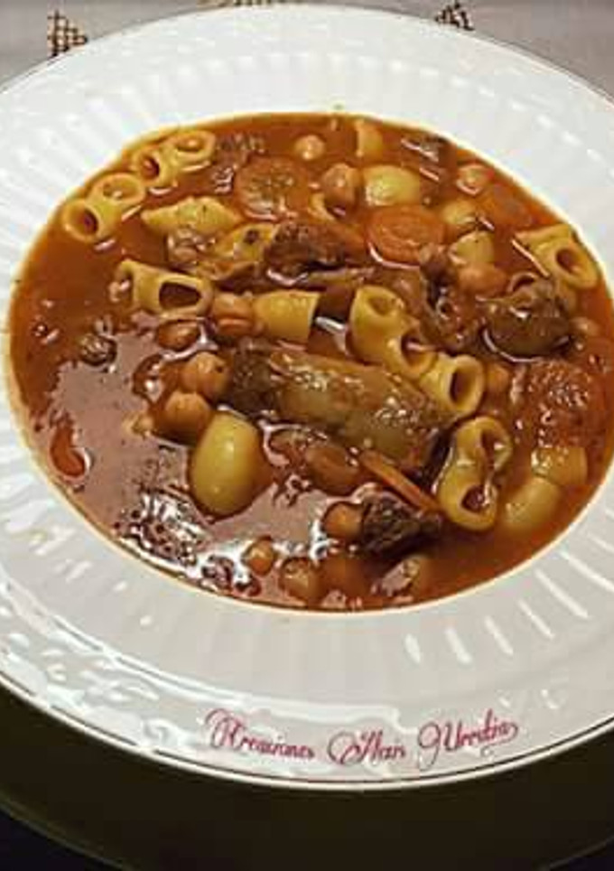 Una foto de Sopa de tuetano con tomate y pasta