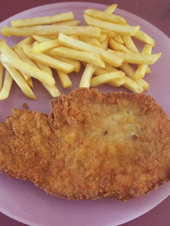Una foto de Filetes empanados de cerdo con patatas