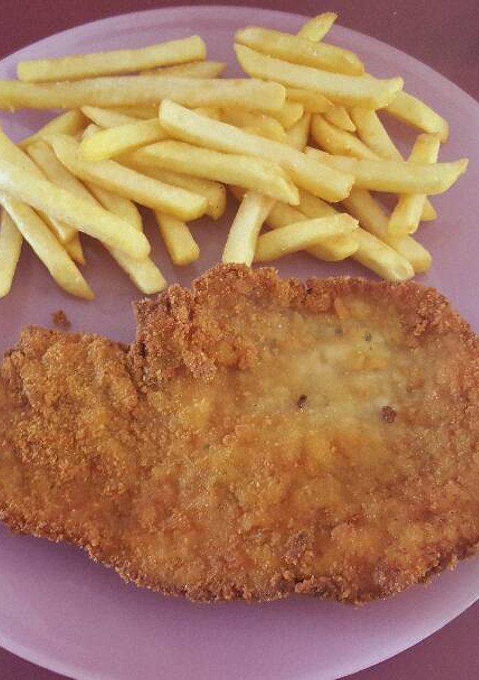 Una foto de Filetes empanados de cerdo con patatas