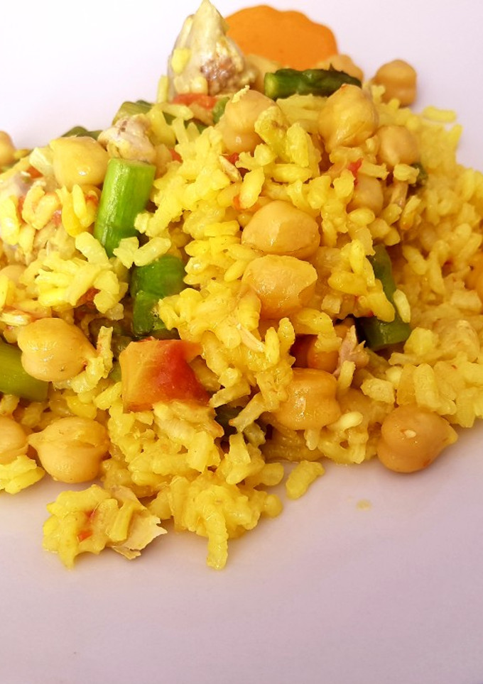 Una foto de Arroz con bonito, ajetes y espárragos