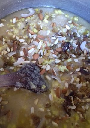 A picture of Suji anday ka halwa.