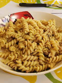 Una foto de Fideos con salsa con espárrago y atún