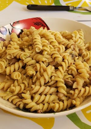 Una foto de Fideos con salsa con espárrago y atún