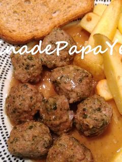 Una foto de Albóndigas de carne y espinacas en salsa de cebolla