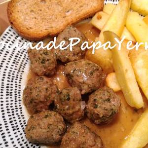 Albóndigas de carne y espinacas en salsa de cebolla