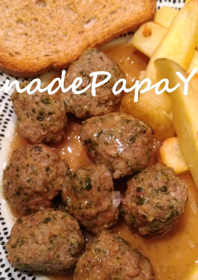Una foto de Albóndigas de carne y espinacas en salsa de cebolla