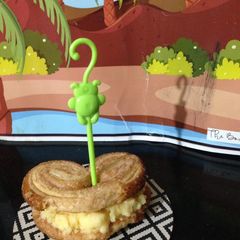 A picture of Custard sandwich biscuit.