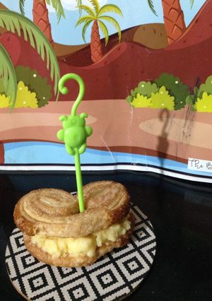 A picture of Custard sandwich biscuit.