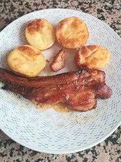Una foto de Patatas al horno con costillas a la cerveza