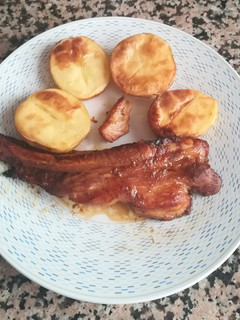 Una foto de Patatas al horno con costillas a la cerveza