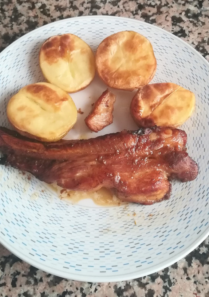 Una foto de Patatas al horno con costillas a la cerveza