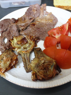 Una foto de Filete de ternera con alcachofas y tomate