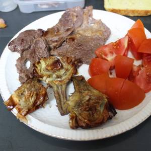Filete de ternera con alcachofas y tomate