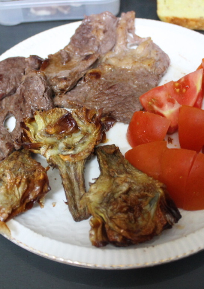 Una foto de Filete de ternera con alcachofas y tomate