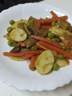 Una foto de Wok de nian gao (pastel de arroz) con verduras