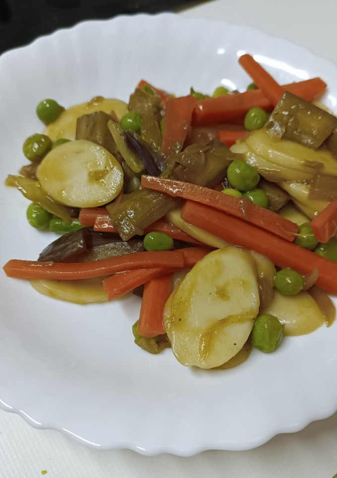 Una foto de Wok de nian gao (pastel de arroz) con verduras