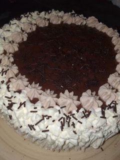 Una foto de Tarta de chocolate y nata montada