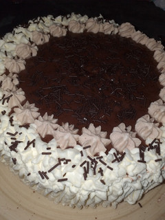 Una foto de Tarta de chocolate y nata montada