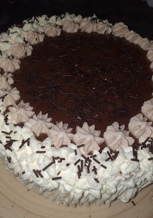 Foto principal de Tarta de chocolate y nata montada