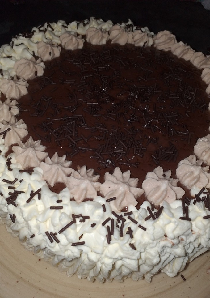 Una foto de Tarta de chocolate y nata montada