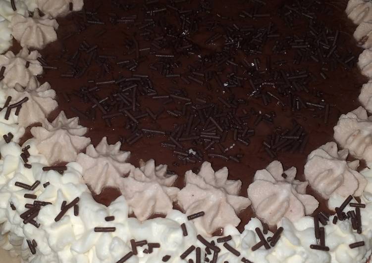 Tarta de chocolate y nata montada