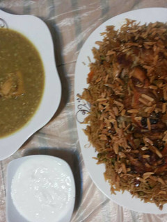 صورة لوصفة دجاج بالارز والبازيلاء