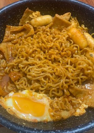 Hình của món Rabokki (Mỳ tokbokki chả cá).
