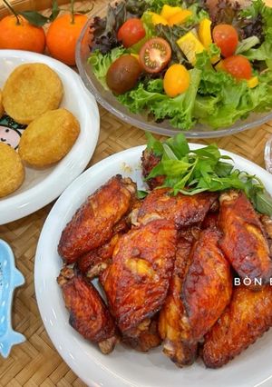 Hình của món Cánh Gà Nướng Mắc Mật Ăn Kèm Xôi Chiên Phồng.