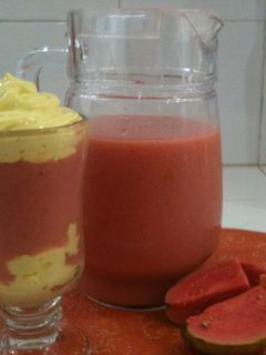 Una foto de Jugo de guayaba en copa montada