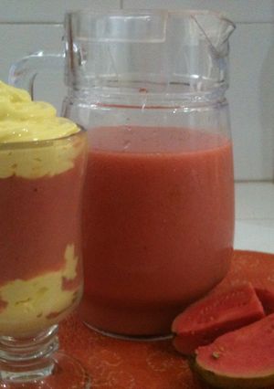 Una foto de Jugo de guayaba en copa montada
