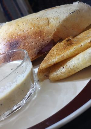 A picture of Dosa with coconut chutney.