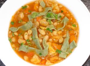 Una foto de Porotos tortola con vegetales de otoñoy fetuccini de pesto hecho en casa