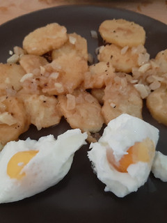 Una foto de Patatas a la importancia con huevos poché