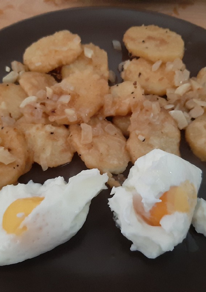 Una foto de Patatas a la importancia con huevos poché
