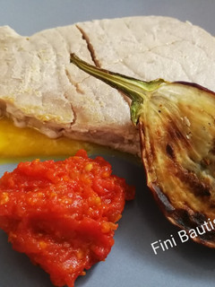 Una foto de Atún con escabeche de mango y tomate confitado