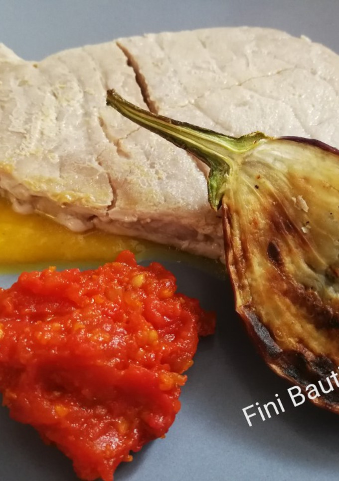 Una foto de Atún con escabeche de mango y tomate confitado