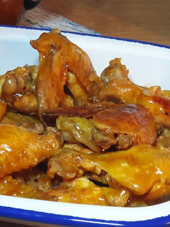 Una foto de Alitas de pollo bbq en olla programable