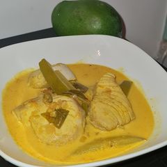 A picture of Meen manga curry or raw mango fish curry.