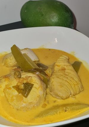 A picture of Meen manga curry or raw mango fish curry.