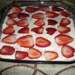 Una foto de Postre frío de fresas y queso crema