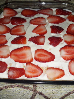 Una foto de Postre frío de fresas y queso crema