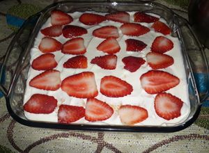 Una foto de Postre frío de fresas y queso crema