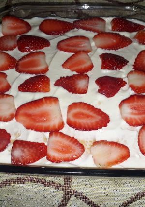 Una foto de Postre frío de fresas y queso crema