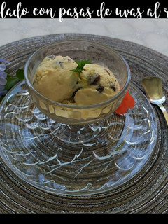Una foto de Helado con pasas de uvas al ron